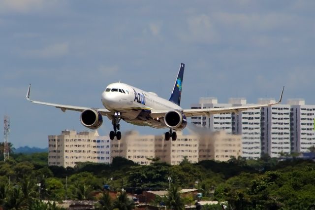 Airbus A320neo (PR-YRW) - Pouso do  Airbus A320-251N da Azul Linha Aéreas em Aeroporto Internacional do Recife-Guararapes 