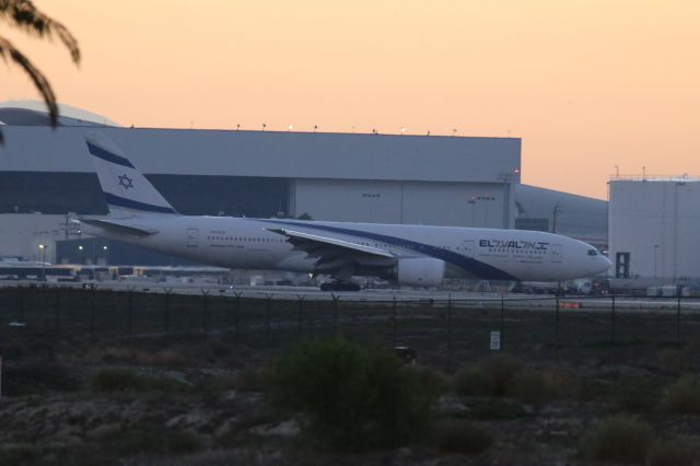 Boeing 777-200 (4X-ECB)