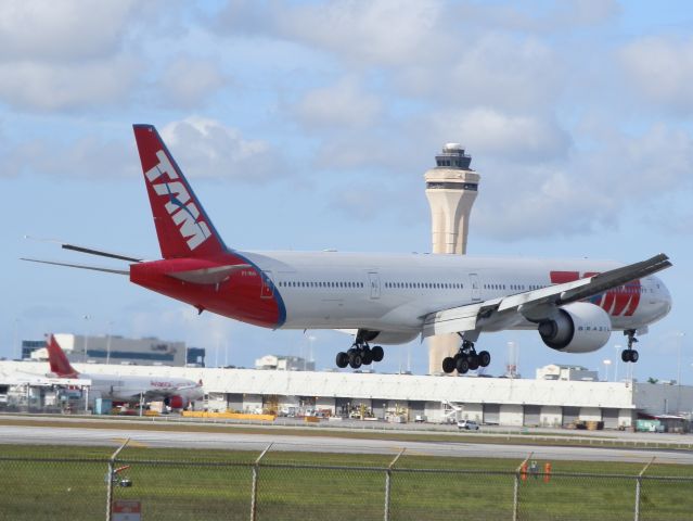 BOEING 777-300 (PT-MUA)