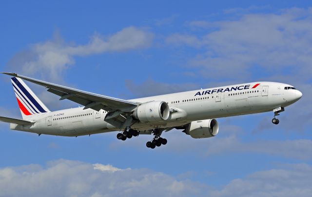 BOEING 777-300 (F-GZNG)