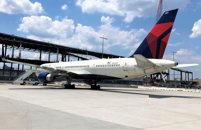 Boeing 757-200 (N820DX) - Delta ETOPS B757-200br /Engines turn or people swim ?