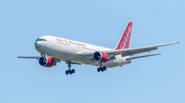 BOEING 767-300 (N477AX)
