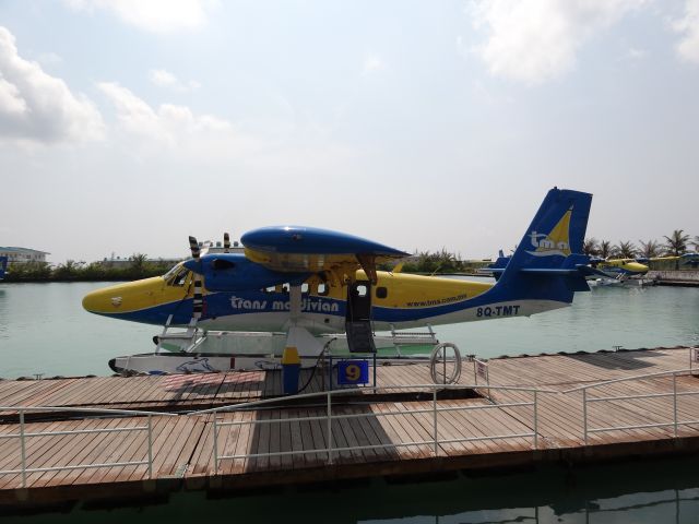 De Havilland Canada Twin Otter (8Q-TMT) - Tankstelle für Wasserflugzeuge