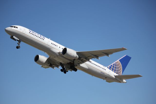 Boeing 757-200 (N565UA) - Departing runway 25