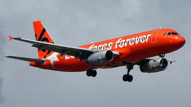 Airbus A320 (VH-VGF) - VH-VGF seen on short finals for runway 23 at Adelaide Airport {ADL/YPAD} after a sortie from Darwin Airport {DRW/YPDN} as "Jetstar 691" standing out like a sore thumb against the overcast background. Always great to see Jaffa around. 