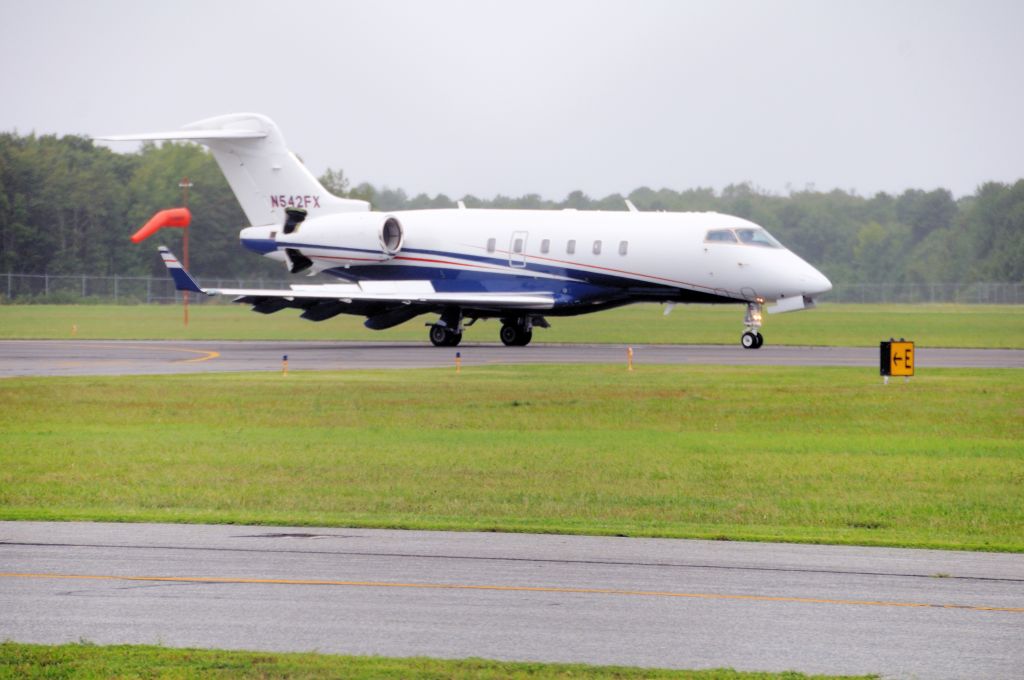 Bombardier Challenger 300 (N542FX)