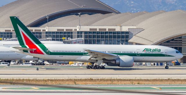 Boeing 777-200 (EI-ISD) - AZA621 makes her way down to runway 25R and a departure to Fiumicino Intl