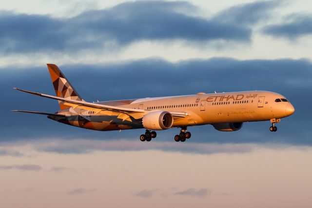 BOEING 787-10 Dreamliner (A6-BMD) - ETD15 arriving in the early morning sunrise.