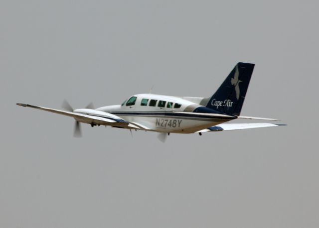 Cessna 402 (N2748Y) - Departure RW 06.