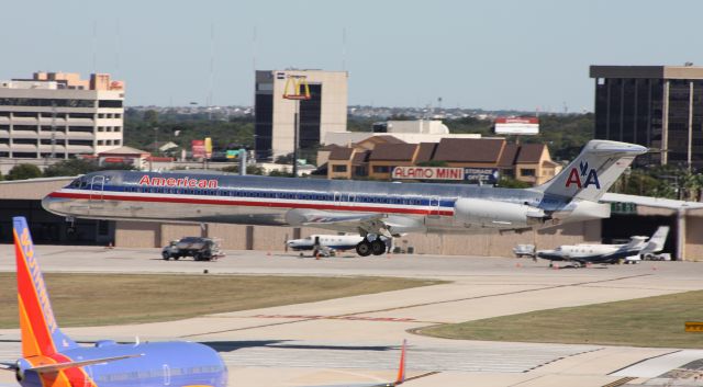 McDonnell Douglas MD-83 (N76201) - Arriving on Runway 4 from DFW.