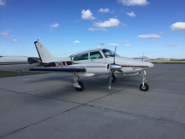 Cessna 310 (N121LA)