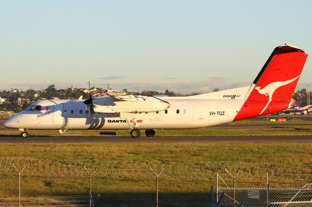 de Havilland Dash 8-300 (TH-TQZ)