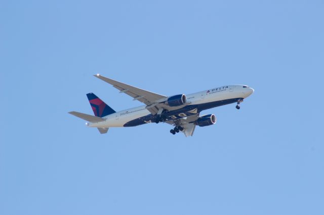 Boeing 777-200 (N866DA) - It's ultra rare to see a Delta widebody at IAH.  SO it's extra special for this one as it's bringing in the Atlanta Falcons for the Super bowl.