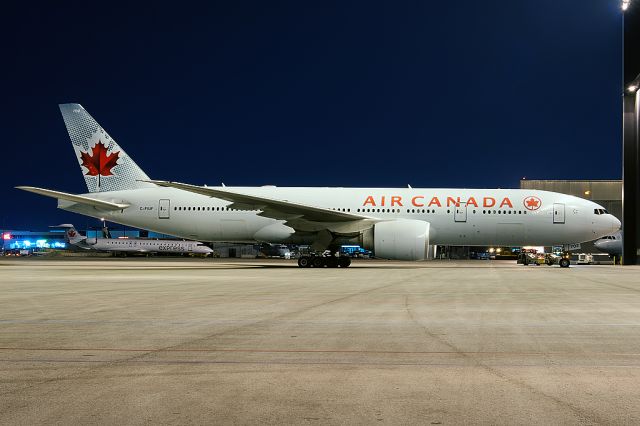 BOEING 777-200LR (C-FIUF)