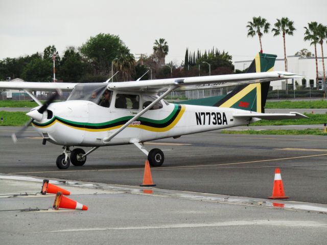 Cessna Skyhawk (N773BA) - Taxiing to ramp