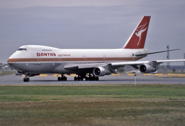 Boeing 747-200 (VH-EBH) - QANTAS - BOEING 747-238B - REG : VH-EBH (CN 20842/238) - ADELAIDE INTERNATIONAL AIRPORT SA. AUSTRALIA - YPAD 6/7/1984