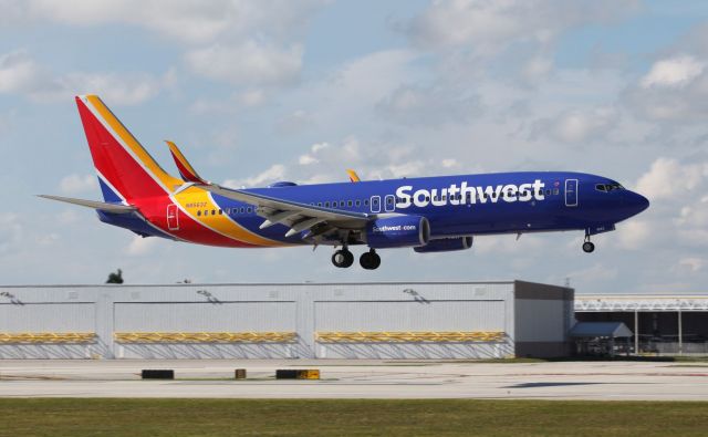 Boeing 737-800 (N8563Z) - Landing at Fort Lauderdale Hollywood International airport in the early evening of the 23rd of September, 2018. This is a fairly new airplane and its A/W date is the 12th of February, 2018.