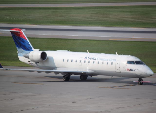 Canadair Challenger (N453SW) - Taxiing at MSP on 07/31/2011