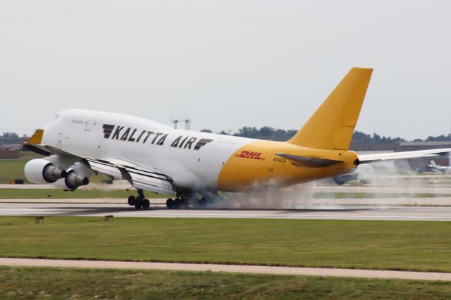 Boeing 747-400 (N740CK) - runway 18 left