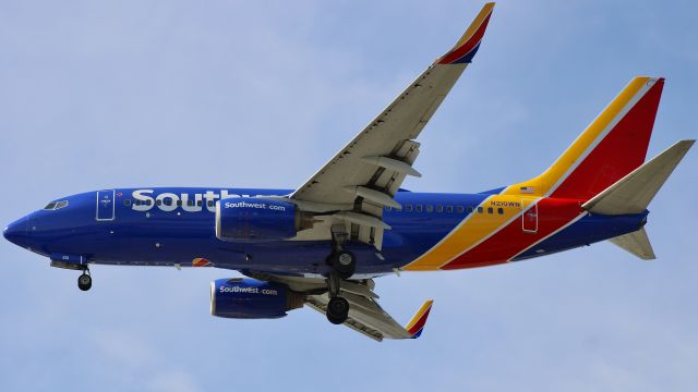 Boeing 737-700 (N210WN) - A Southwest Airlines Boeing 737-7H4(WL) on short final @ KIND. br /br /9/20/23