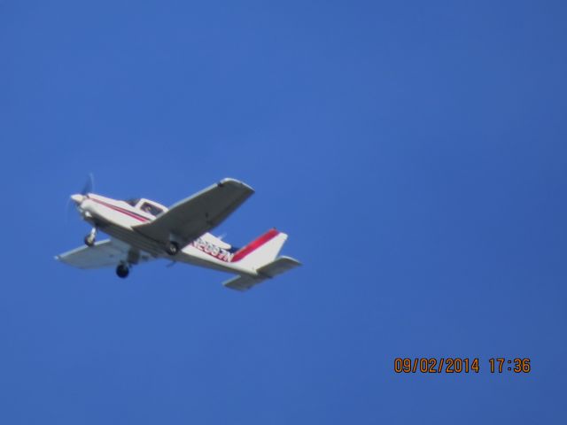 Piper Cherokee (N2087N) - Doing a few circles over town.