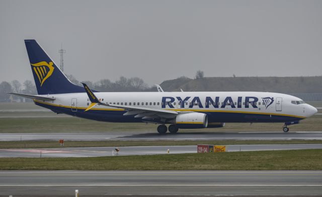 Boeing 737-700 (EI-EXF) - West of runway R22