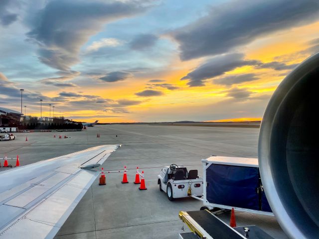 Boeing 717-200 (N947AT) - A beautiful evening on a beautiful plane!  2/1/21.