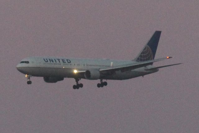 BOEING 767-300 (N642UA) - Runway: 28C. Operating as UAL462 on 1/27/2018.