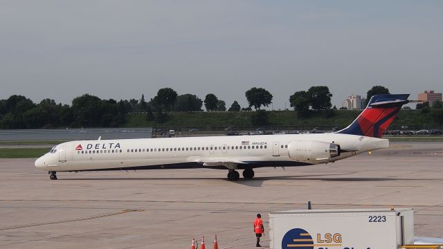 McDonnell Douglas MD-90 (N904DA)