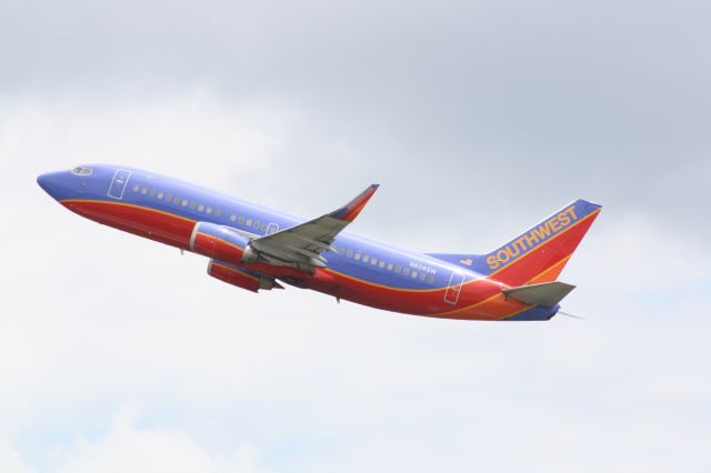 BOEING 737-300 (N606SW) - N606SW climbing out from runway 5R