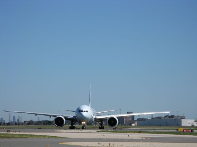 Boeing 777-200 (C-FITO)