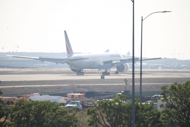 BOEING 777-300ER (F-GSQL)
