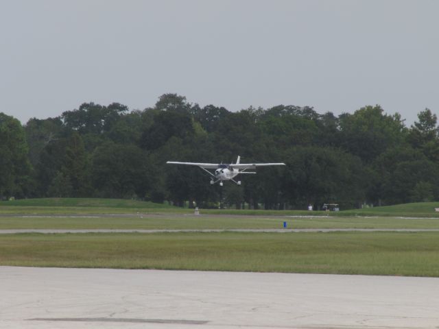 Cessna Skyhawk (N624TA) - N624TA on final over the golf course at West Houston airport.