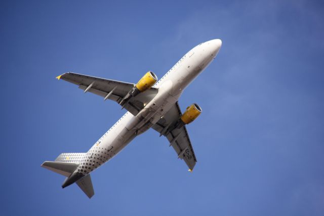 Airbus A320 (EC-JZI) - Vueling taking off from Gran Canaria 03L