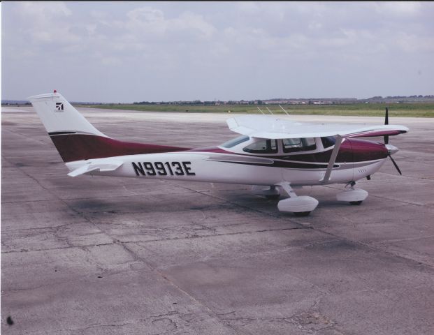 Cessna Skylane (N9913E)