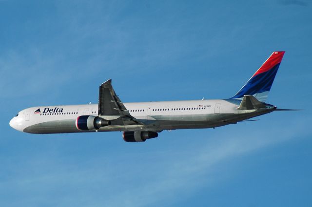 BOEING 767-400 (N834MH) - N834MH  B767-432ER  DAL  KLAX