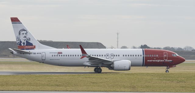 Boeing 737-700 (SE-RTE) - West Of Runway 22R