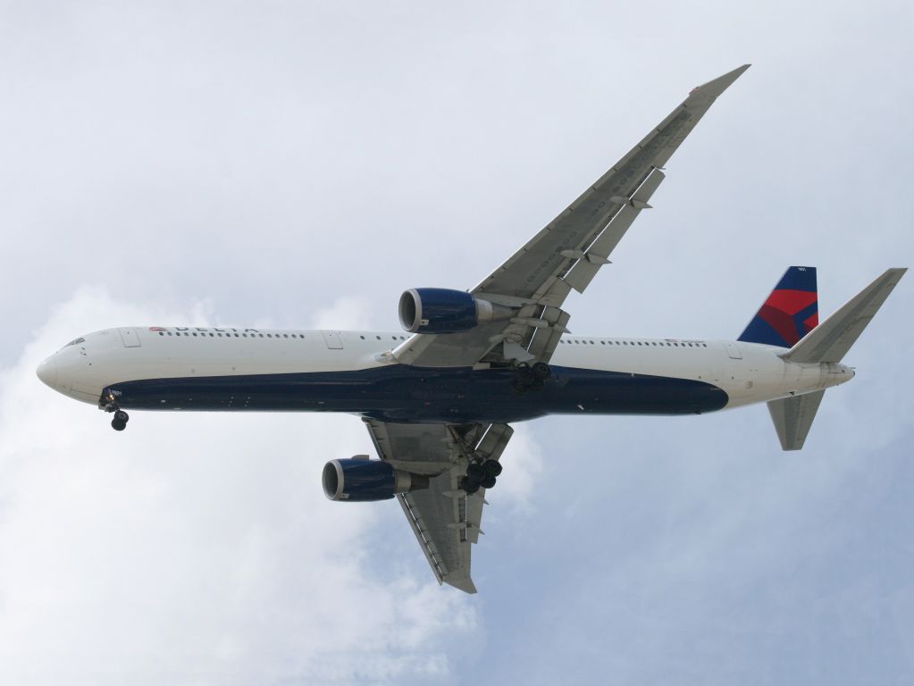 N825MH — - A Boeing 767 of Delta. Raw photo courtesy of my friend LEARJETMIAMI - thank you & gracias!