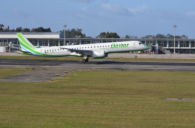 EMBRAER ERJ-190-400 (EC-NFA) - EC-NFA Landing At LEVX From GCXO. 28-11-2021