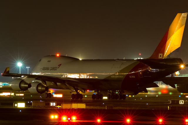 Boeing 747-400 (HL7436) - behind red lights, 1700 meters away!!