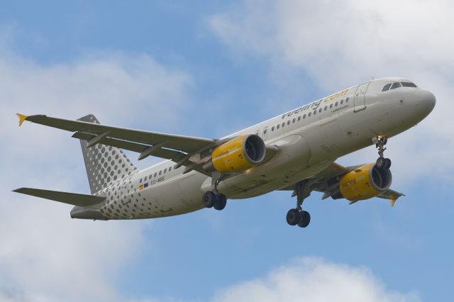 Airbus A320 (EC-MBE) - VLG8734 arriving from Barcelona