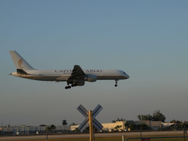 Boeing 757-200 (N620DL) - Lamding at KMIA runway 9 saturday   Oct, 02 2010