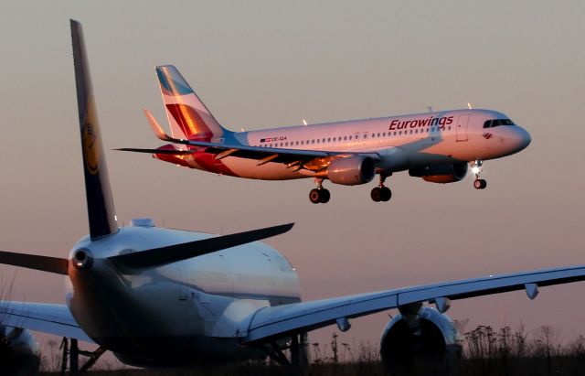 Airbus A320 (OE-IQA)