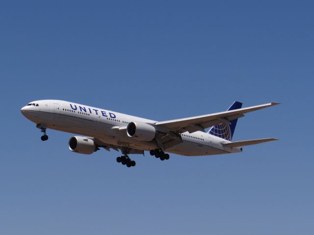 Boeing 777-200 (N204UA)
