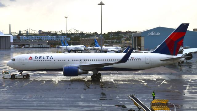 BOEING 767-300 (N177DZ) - Delta Air Lines Boeing 767-332ER(WL) N177DZ in Boston 