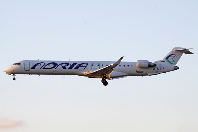 Canadair Regional Jet CRJ-900 (S5-AAK)