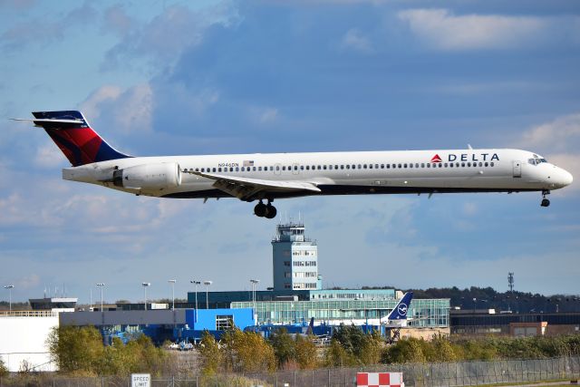 McDonnell Douglas MD-90 (N946DN) - 21-R