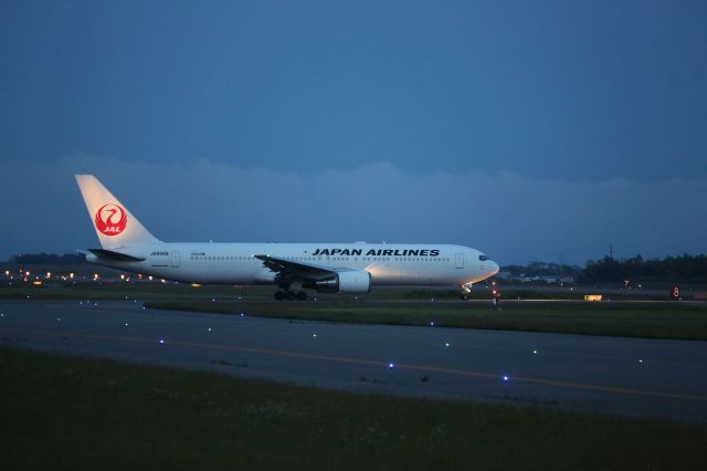 BOEING 767-300 (JA8988) - 01 July 2016:HKD-HND.