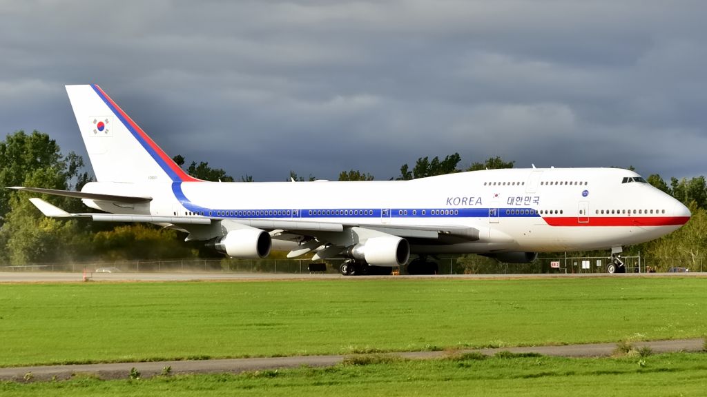 Boeing 747-400 (HL10001) - Republic of Koreas "Air Force One" taking the president to New York. Ex Korean Air HL7465.