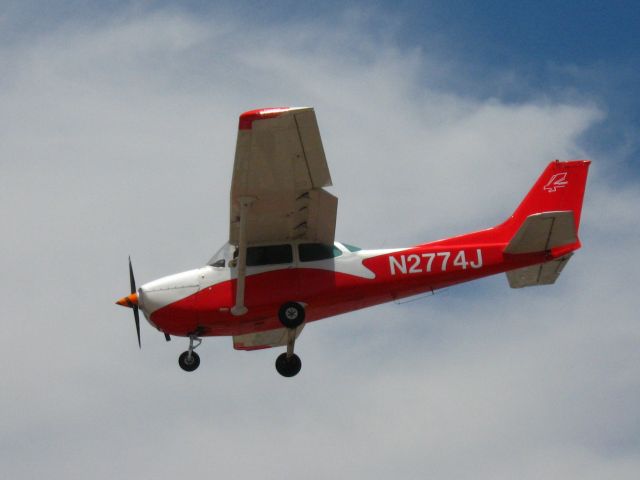 Cessna Skyhawk (N2774J) - LANDING ON RWY 24